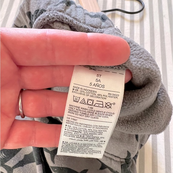 2 Pieces - Old Navy Kids Sweats Size 5T - Picture 6 of 8